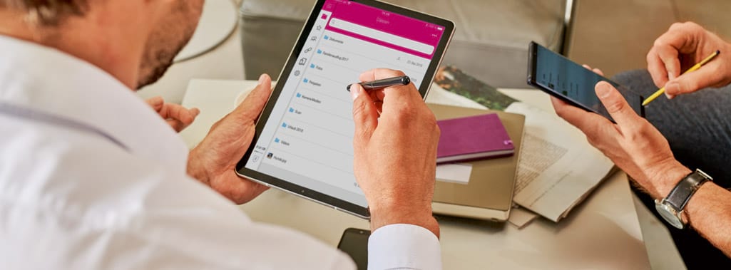 Zwei Personen arbeiten gleichzeitig an ihren Endgeräten an der selben Datei. 