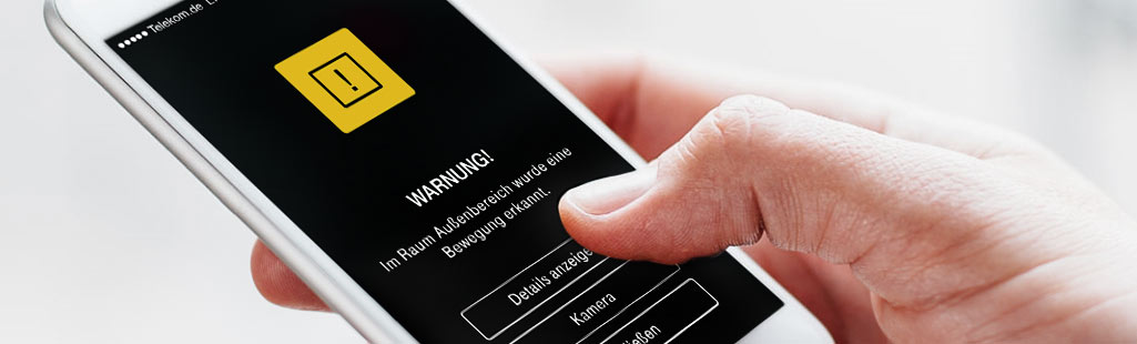 Nahaufnahme von einem Handydisplay auf dem eine Warnmeldung zu sehen ist. Die Warnmeldung sagt aus, dass im Außenbereich eine Bewegung erkannt wurde.