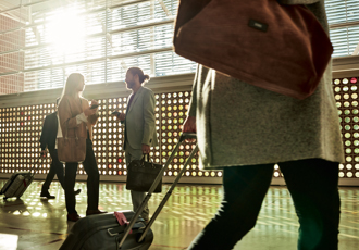 Personen mit Koffern in den Händen.